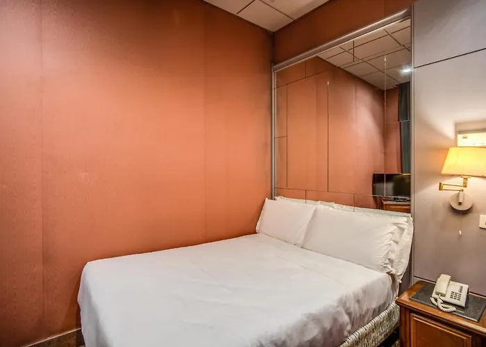 Castro Pretorio 64 Easy Konukevi Roma